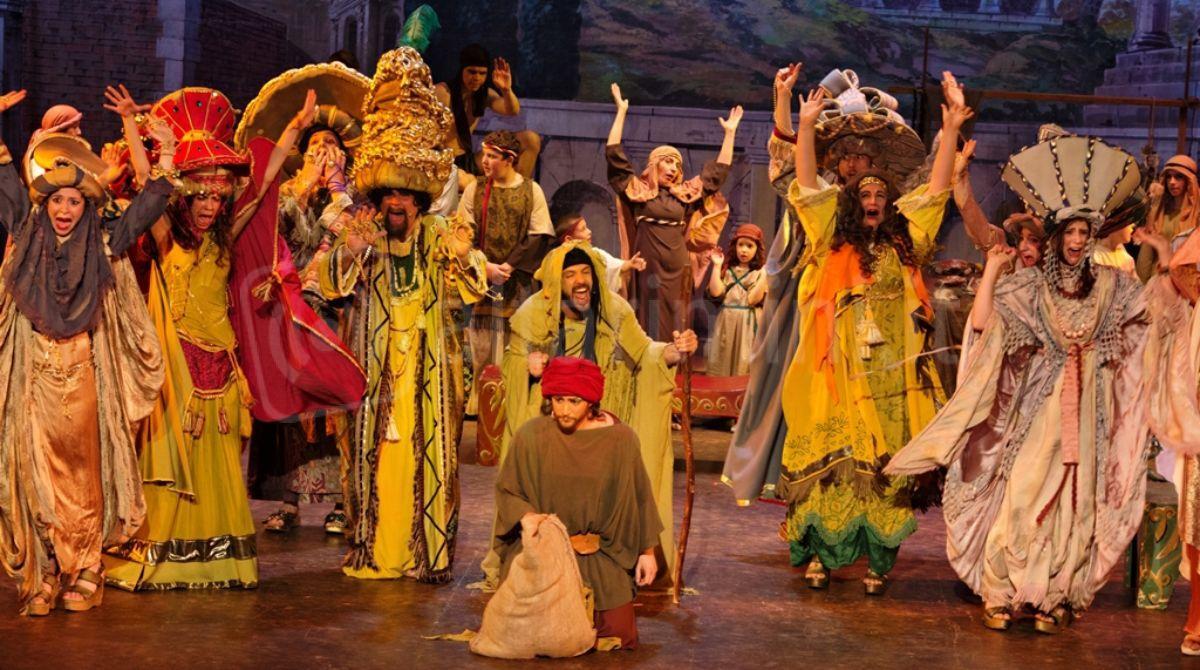 "L'uomo dal turbante rosso" torna in scena al Teatro Leo Amici di Montecolombo - Una scena dello spettacolo