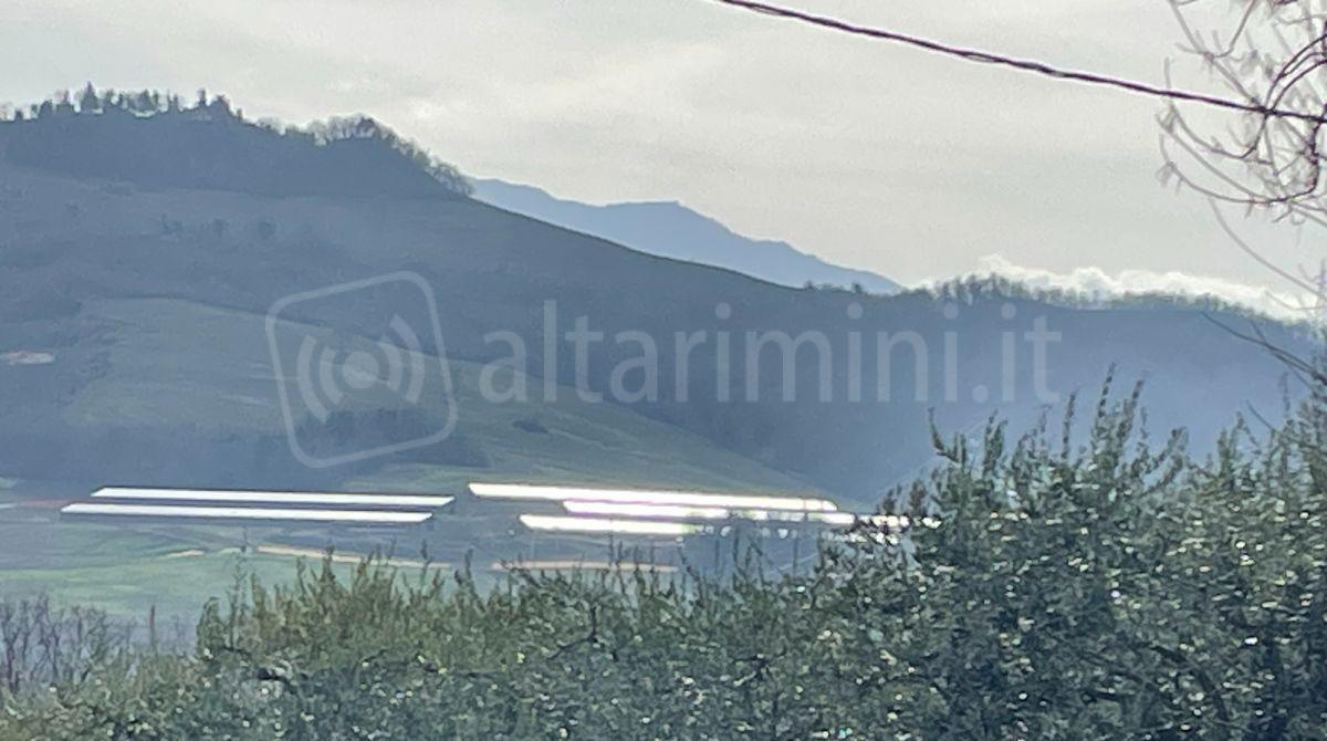 Bagliori fastidiosi alla Cavallara: i nuovi tetti dei capannoni Fileni riflettono il sole - Il riflesso dei tetti dei capannoni