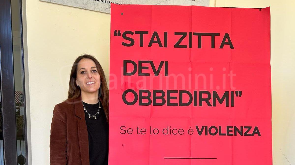 Manifesti rossi contro la violenza sulle donne anche a Cattolica - Claudia Gabellini assessora alle Pari Opportunità