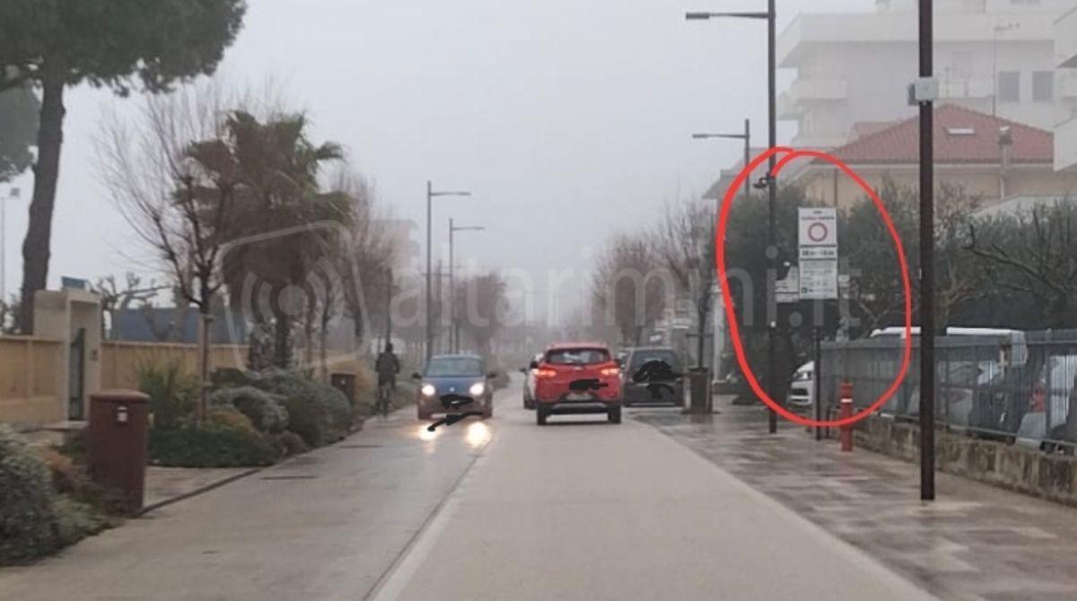 Lavori tra Viserbella e Torre Pedrera: disagi per i residenti - Il lungomare con auto contromano