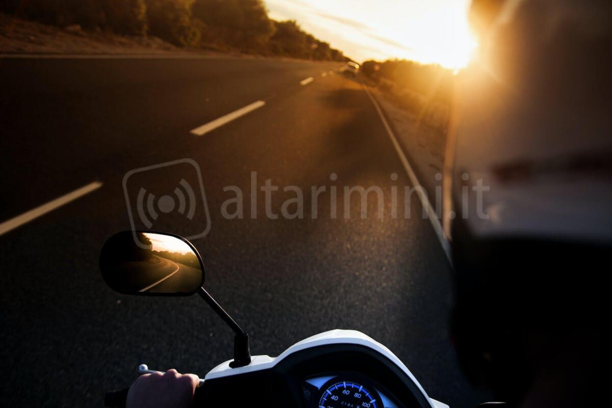 Ubriaco sul motorino: niente patente fino ai 21 anni per un minorenne - Photo by Daniel Frank on <a href="https://www.pexels.com/photo/person-riding-on-motorcycle-604285/" rel="nofollow">Pexels.com</a>
