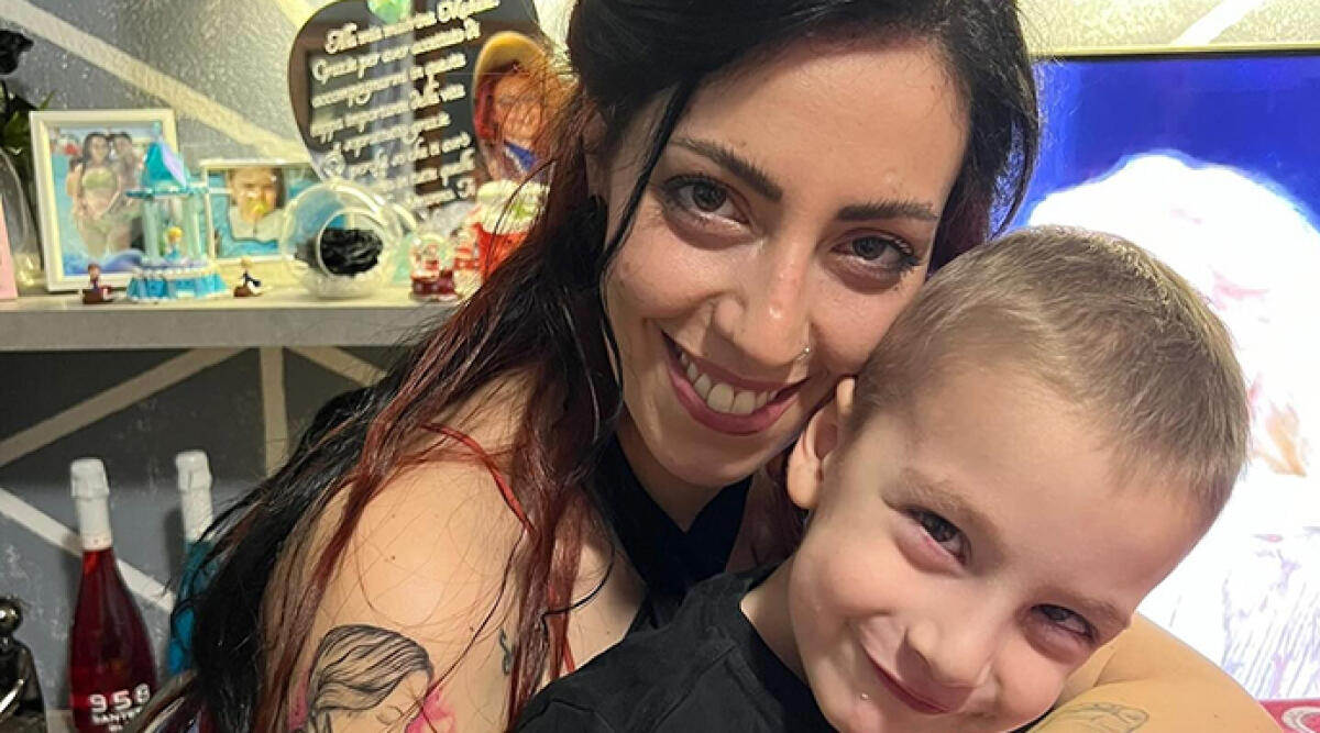 Addio a Ethan, il bimbo che ha commosso Villa Verucchio e Rimini - La mamma con il piccolo Ethan, morto a quattro anni