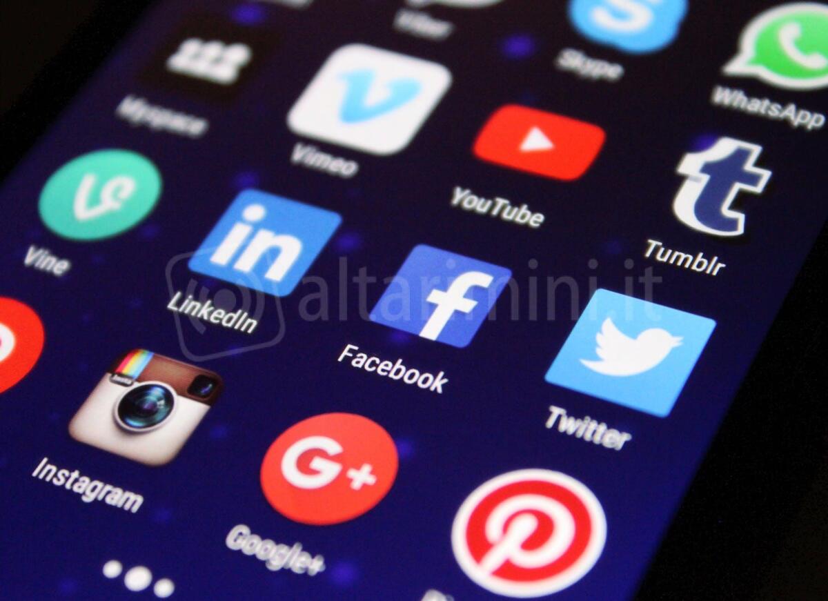 Insulta vigilessa sui social con commento sessista: multato di 1000 euro - Photo by Pixabay on <a href="https://www.pexels.com/photo/close-up-photography-of-smartphone-icons-267350/" rel="nofollow">Pexels.com</a>