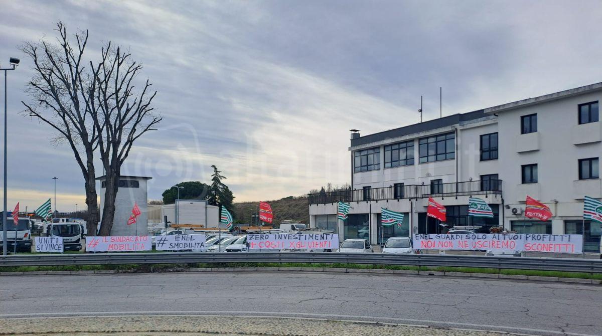Protesta dei dipendenti Enel anche in provincia di Rimini: "piano industriale inefficiente" - La protesta davanti alla sede di E-Distribuzione a Covignano