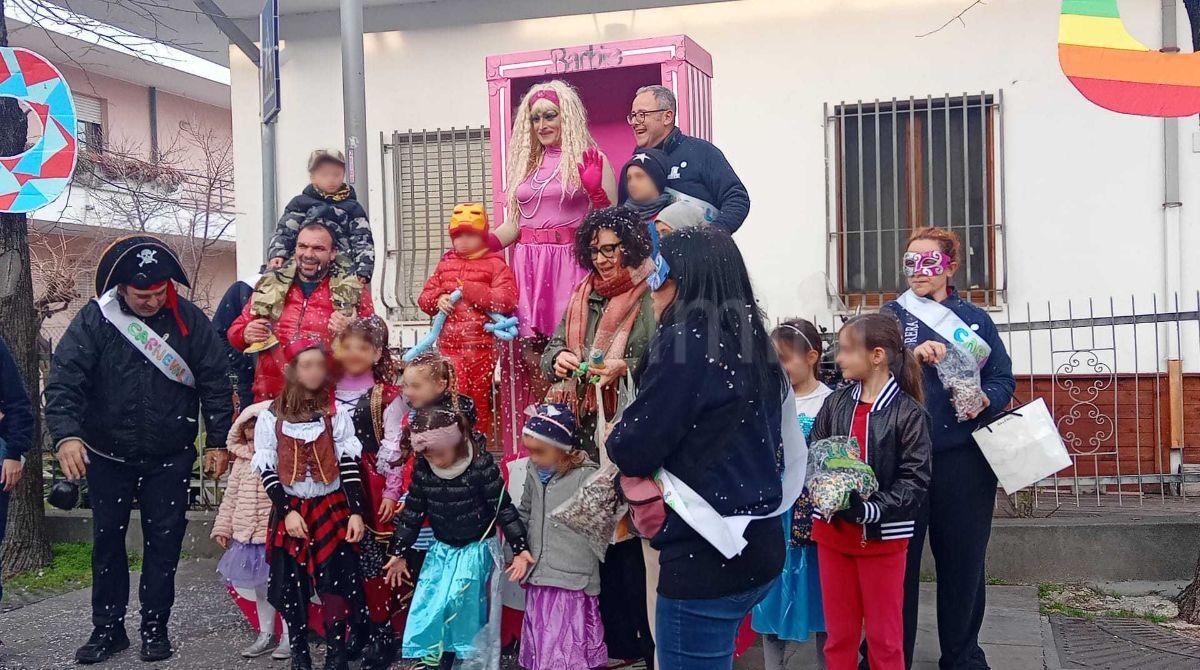 Lo "scherzo" e la "pace" tra i colori di Carnevalandia a Torre Pedrera - Le maschere di Carnevalandia