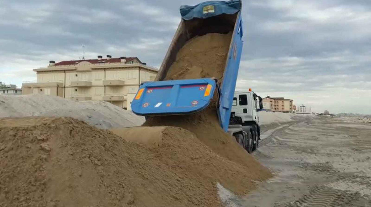 Misano si prepara alla stagione estiva: 7200 metri cubi di sabbia contro erosione costa -