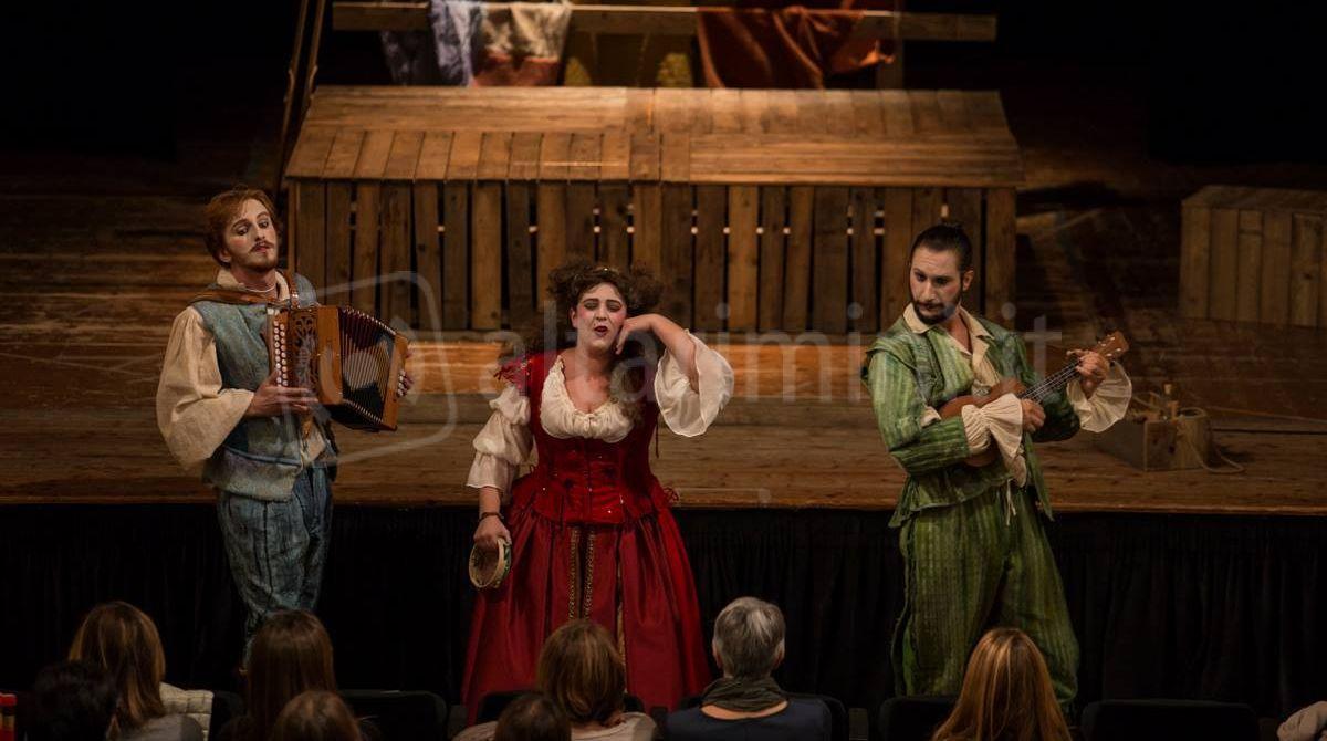 Prosegue con Romeo e Giulietta la stagione teatrale a Morciano - Una scena dello spettacolo - ph Anna Pieroboni