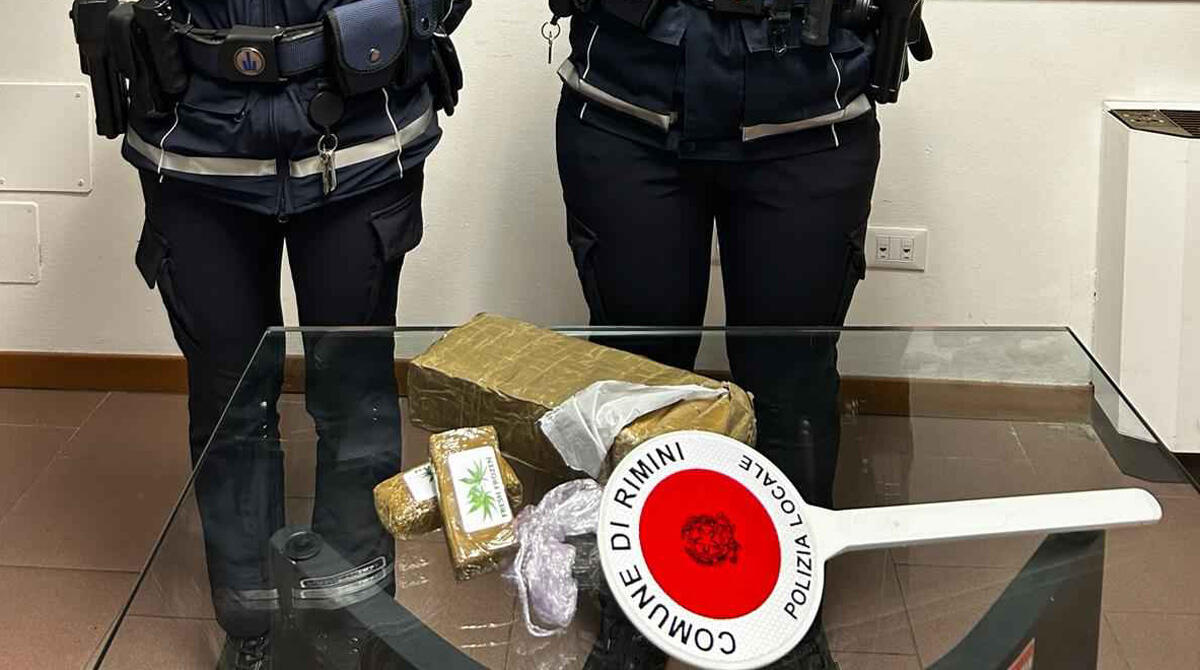 Oltre 1 kg di droga nascosta in casa: le indagini "incastrano" un giovane a Rimini - L'hashish sequestrato