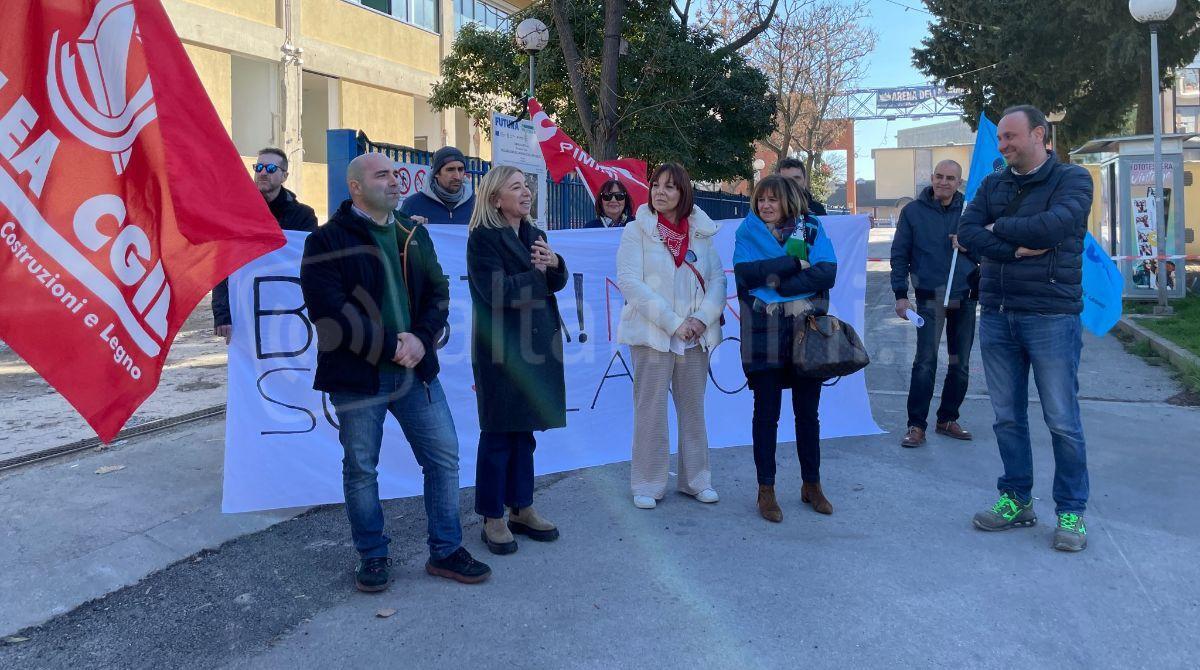 Morti sul lavoro, anche la Sindaca e l'assessore ai Lavori pubblici al flash mob a Cattolica - 