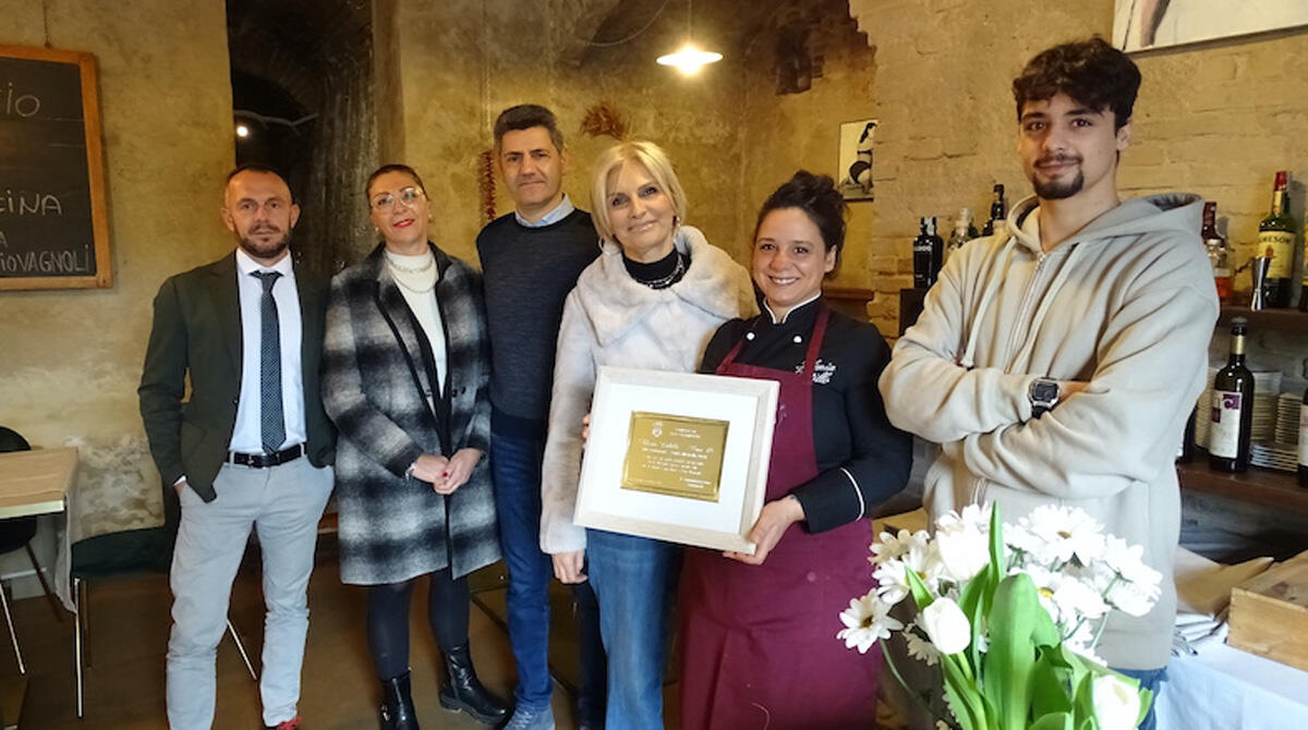 Buca 18 nei Bib Gourmand della Guida Michelin: la sindaca premia la talentuosa chef Selenia - La consegna della targa alla titolare di Buca 18