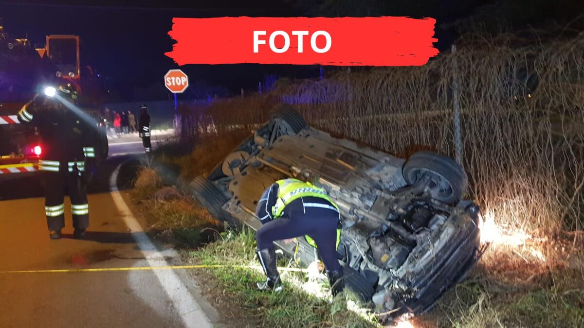 Rimini: auto si cappotta, grave 30enne. Liberato dai vigili del fuoco - La Mini Cooper ribaltata