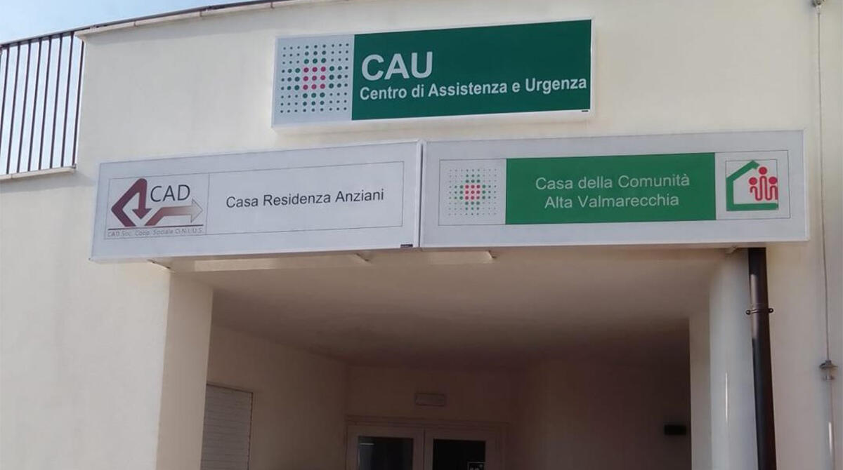 Cau, il primo risultato: calano accessi ai pronto soccorso. La Regione ribadisce: "Sistema funziona" - L'ingresso del Cau e della Casa della Comunità di Novafeltria