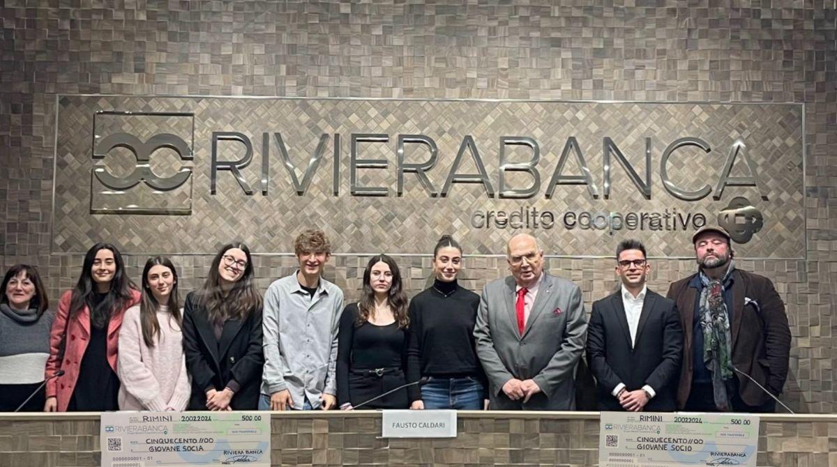 RivieraBanca assegna il “Premio Scarnera” ai sette soci più giovani del 2023 - La premiazione