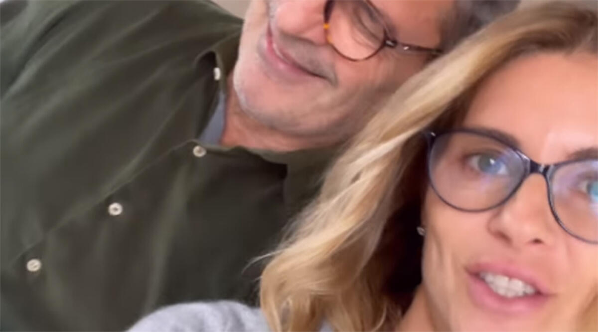 Martina Colombari torna a casa dall’ospedale: sorrisi tra rose e tagliolini - Un fermo immagine del post di Martina Colombari