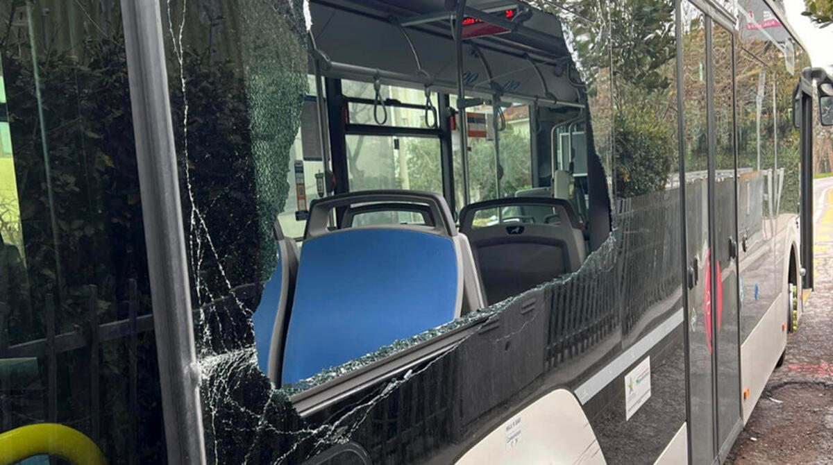 Autobus sbaglia la manovra e il vetro va in frantumi prima di iniziare il servizio - Le immagini pubblicate su Facebook da parte di un cittadino dei Padulli