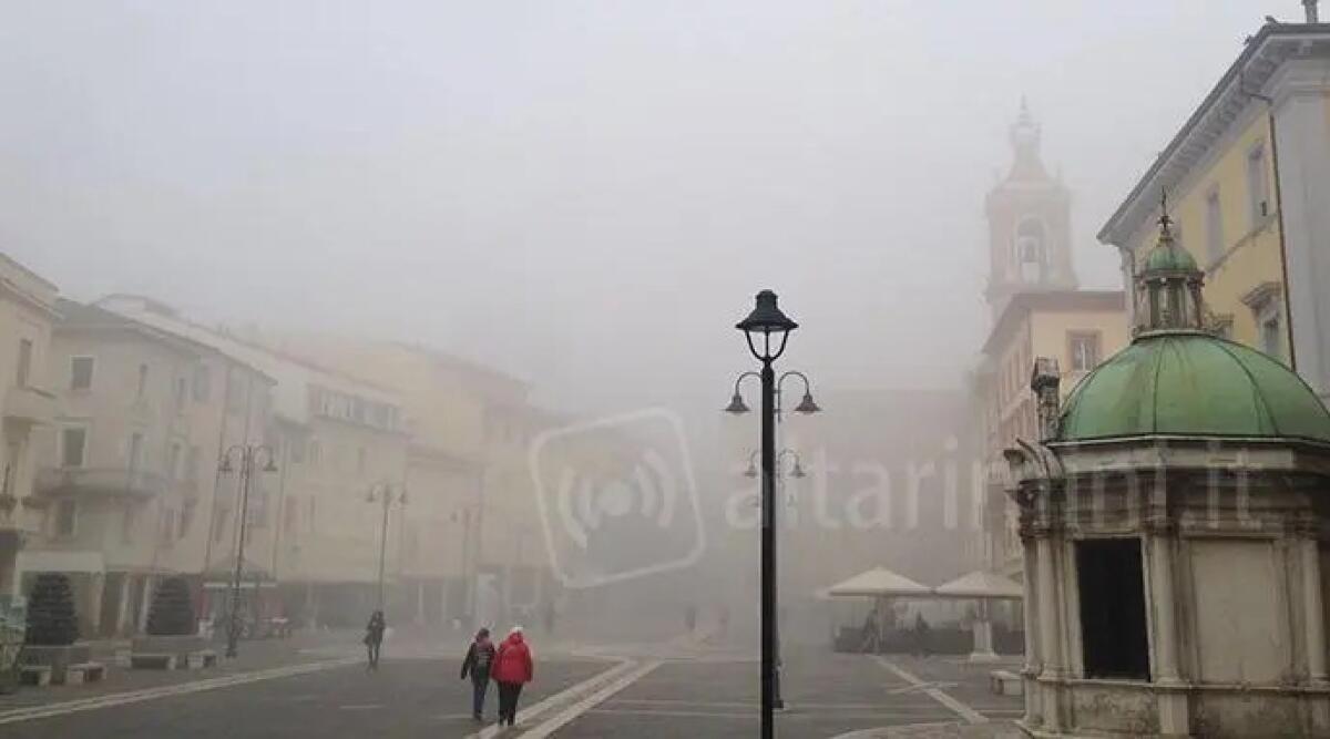 Meteo, il riminese diviso in due: entroterra stabile e mite, pianura e costa foschie - Nebbia su Rimini