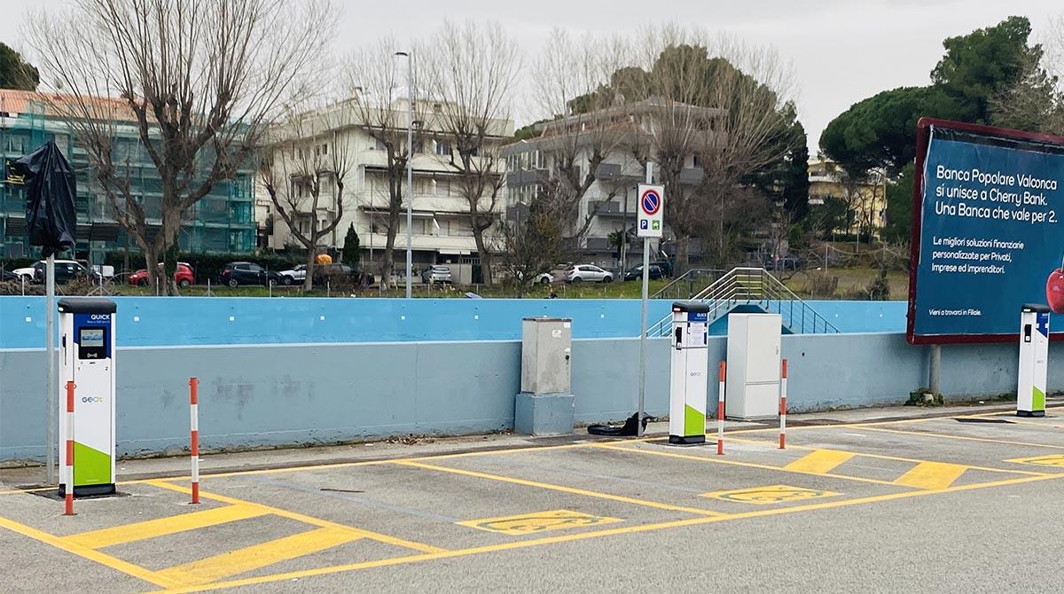 Nuove colonnine di ricarica per auto elettriche a Riccione e Misano - Le colonnine in viale Lungorio a Riccione