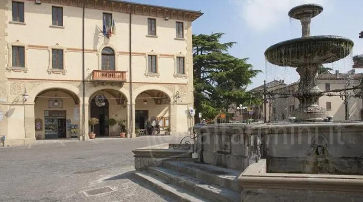 Novafeltria non è un'isola felice: spaccio e degrado. Varotti: "Riprendiamoci gli spazi del nostro Paese" - Piazza Vittorio Emanuele II di Novafeltria, la fontana e il municipio