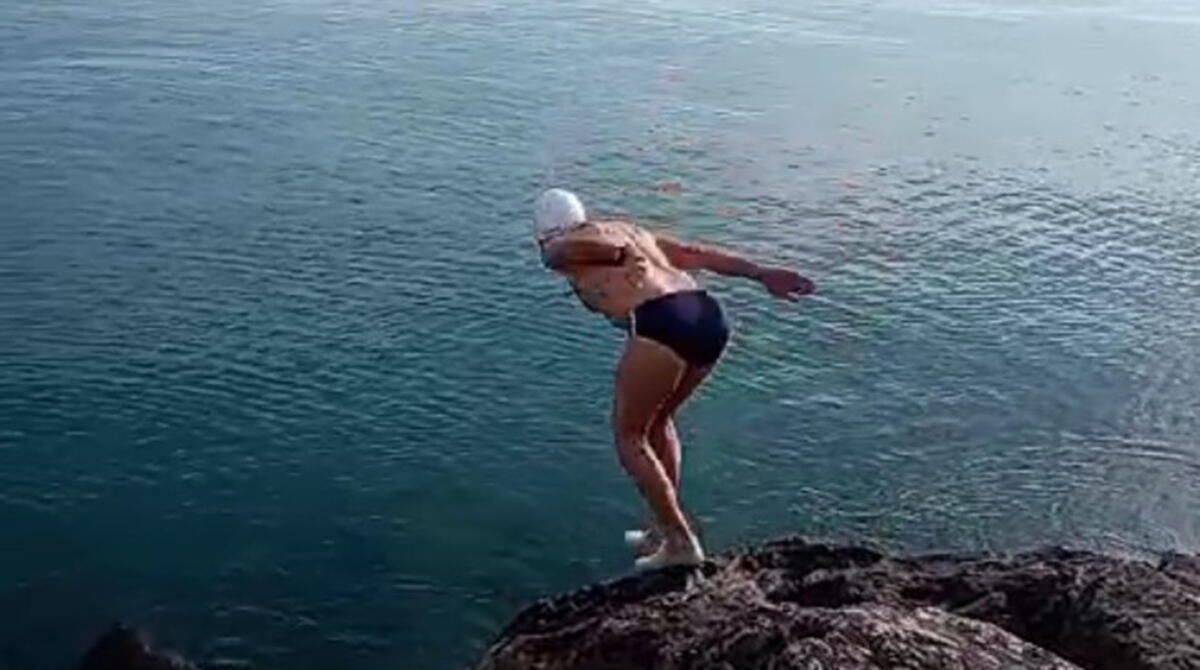 Piergiorgio Cappelli, il "nonno meteo" di Rimini: a quasi 84  anni sfida il gelo tuffandosi in mare - Il tuffo di Piergiorgio Cappelli