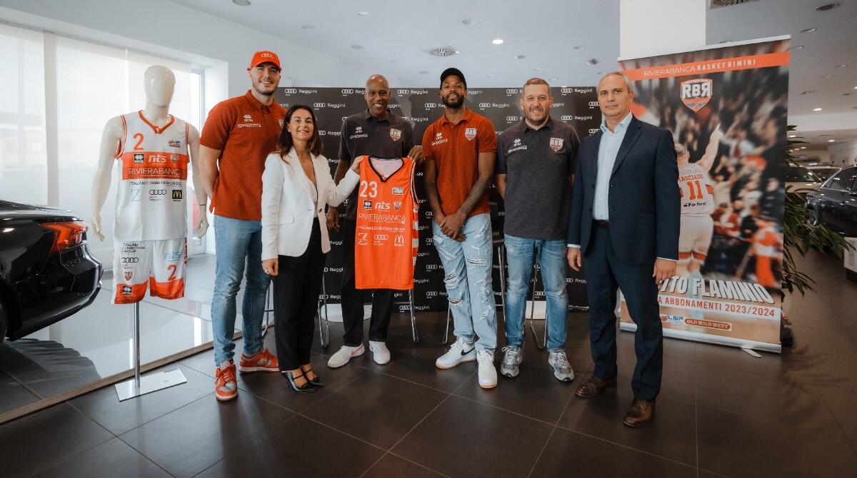 Reggini presenta il nuovo Suv Volkswagen con i cestisti della Rbr - Justin Johnson, Maria Reggini, Larry Middleton, Derrick Marks, Davide Turci e Filippo Reggini