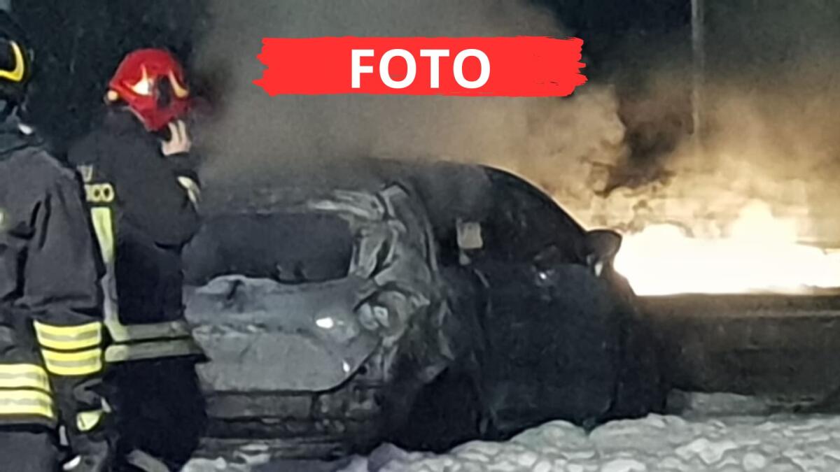 Auto elettrica appena consegnata prende fuoco nel parcheggio - L'auto distrutta dalle fiamme