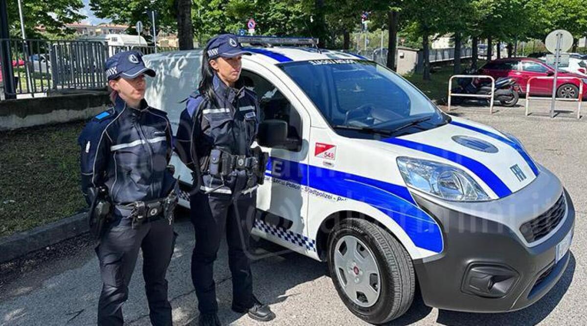 Trova nella sua auto due sconosciuti, uno aggredisce i vigili intervenuti - 