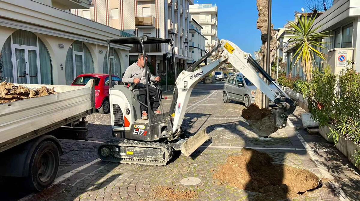 In vista dell'estate interventi sulla pavimentazione di Misano Brasile - 