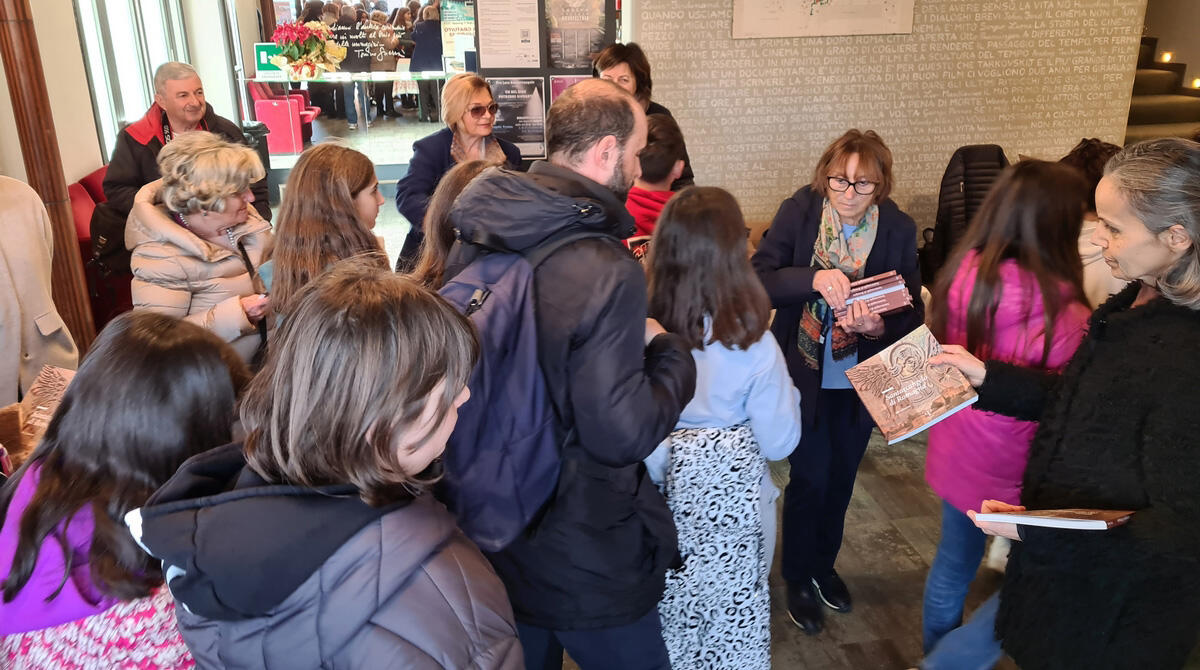 Rita Giannini presenta il suo libro dedicato a Santarcangelo davanti a 300 alunni - 