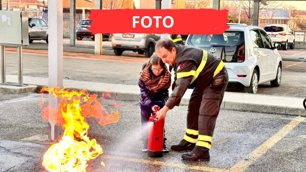 Bambini non vedenti esplorano la vita dei Vigili del Fuoco a Rimini - Bambini non vedenti alla scoperta dei Vigili del Fuoco di Rimini