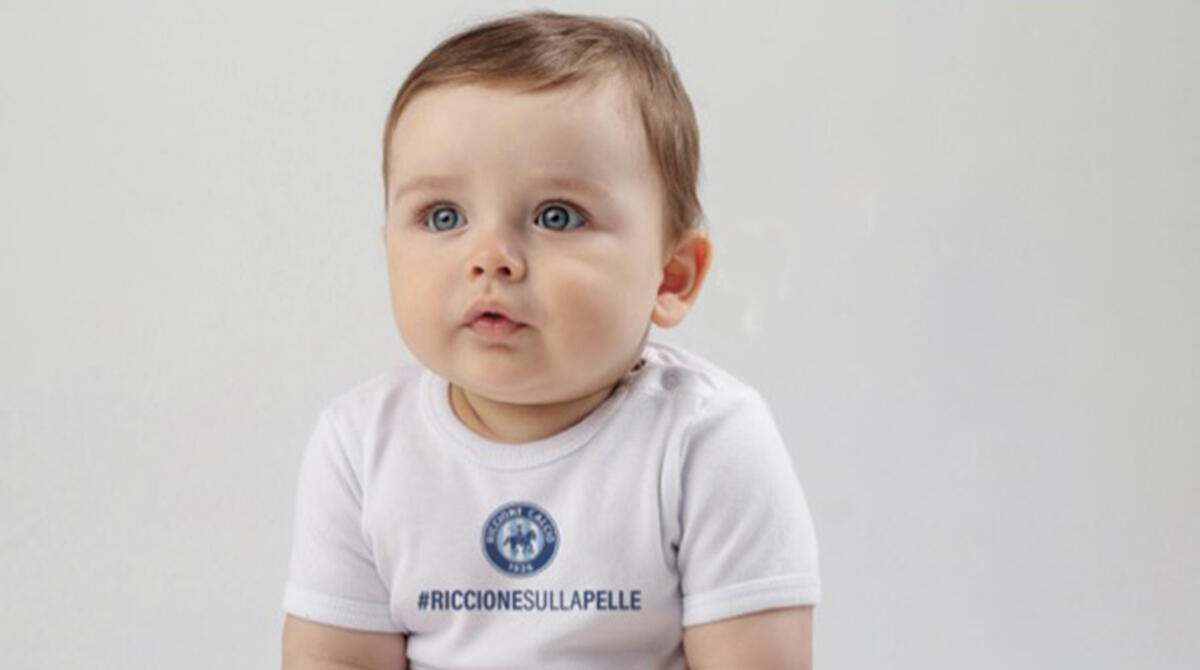 Tifosi dalla nascita: la Riccione Calcio regala body della squadra a tutti i bimbi 2024 - L'iniziativa Baby Riccione sulla pelle"