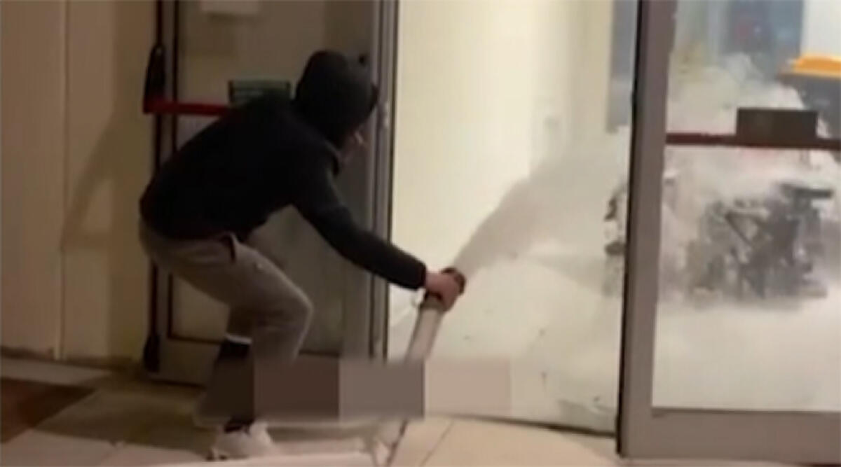 Identificati i vandali del Romagna Shopping Valley, sono tutti minorenni - Uno dei vandali in azione