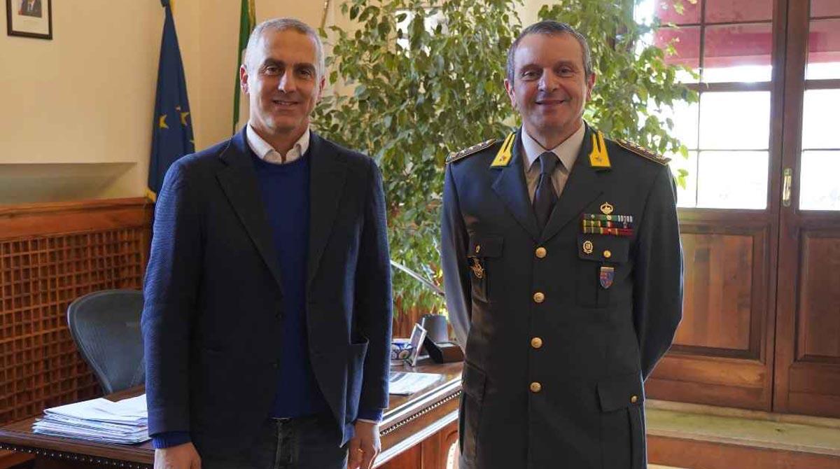 Colonnello Reparto Aeronavale della Finanza prossimo alla pensione: il saluto del sindaco - Il sindaco jamil Sadegholvaade e il Colonnello Fulvio Furia