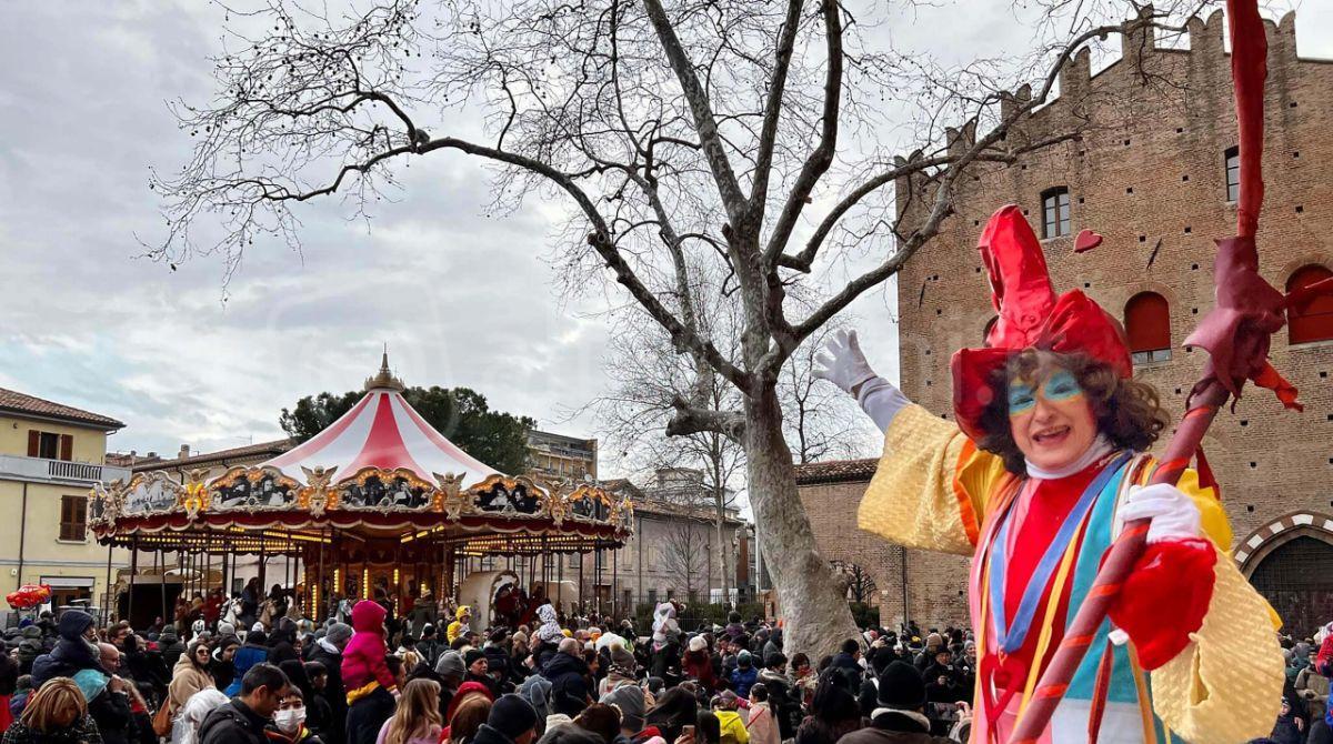 Coriandoli e mascherine: tutto pronto per il Carnevale in Romagna -