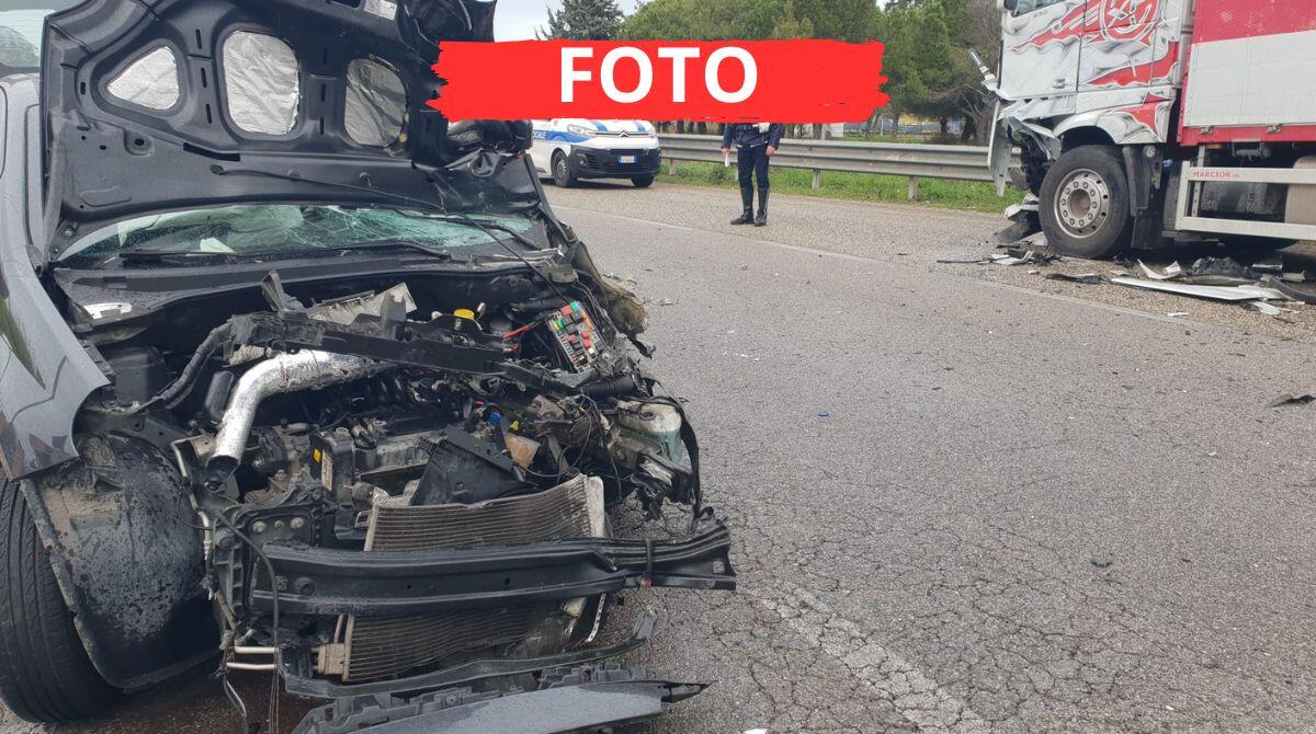 Violento frontale tra auto e tir: 50enne in gravi condizioni. Chiusa via Tolemaide - Le immagini dell'incidente in via Tolemaide, Rimini