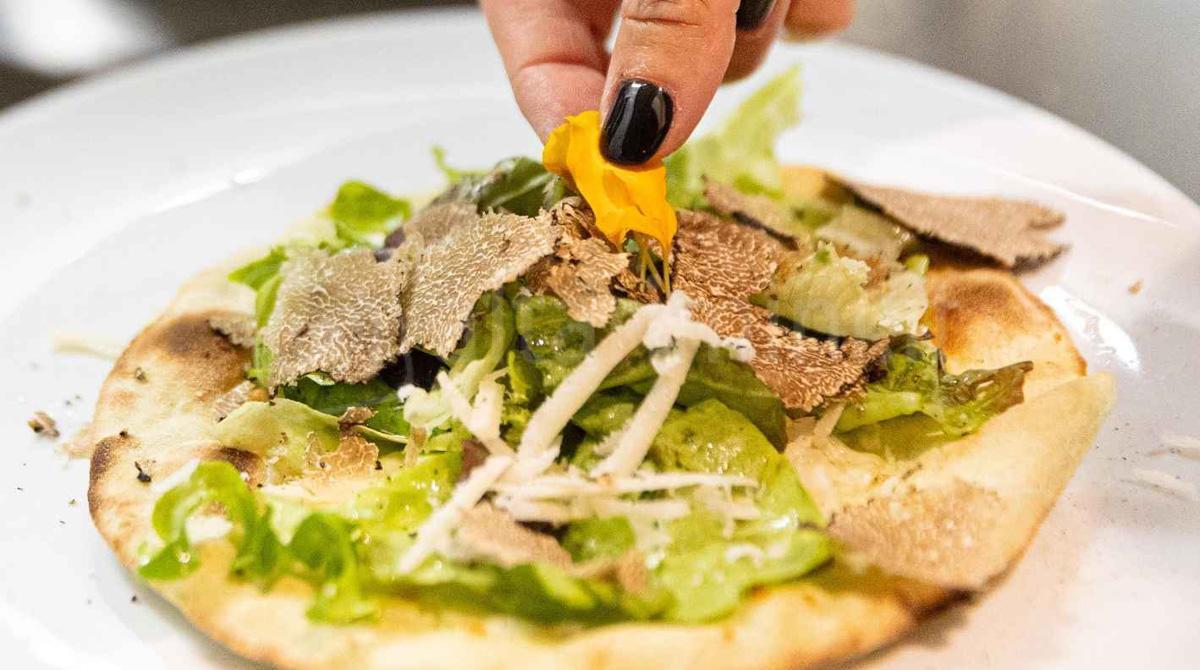La Grotta di Pietracuta riscrive le regole: “Da oggi la pizza sarà anche altro” -