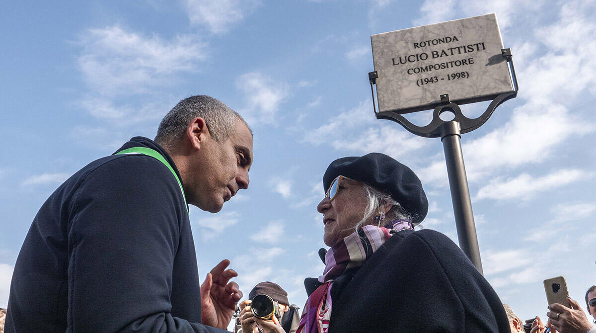 Flashmob alla rotonda di Lucio Battisti per ricordare il grande cantante - Intitolazione rotonda Lucio Battisti
©Riccardo Gallini /GRPhoto