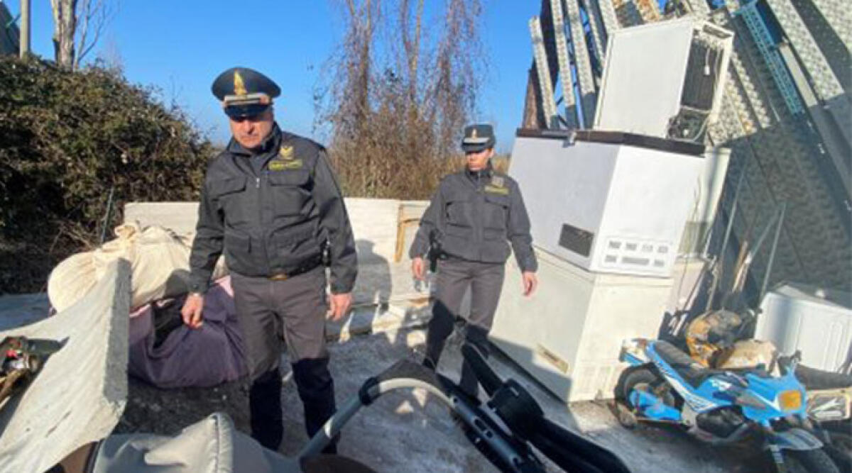 90 tonnellate di rifiuti pericolosi abbandonati, anche camion e frigoriferi: tre aziende nei guai - 