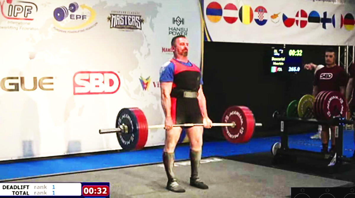 Buscarini, a 61 anni trionfa ancora: terzo titolo europeo consecutivo di Powerlifting - Maurizio Buscarini durante lo stacco