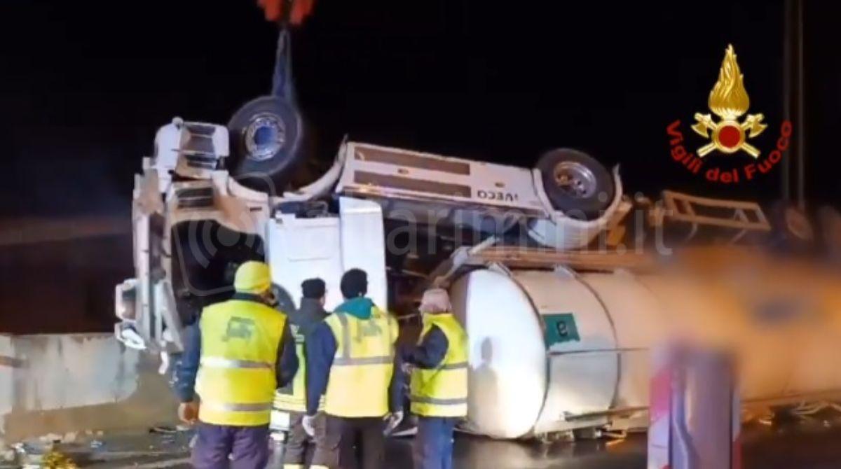 Incidente nella notte in A14, camion si ribalta: corsie riaperte, circolazione regolare - Il camion ribaltato in A14