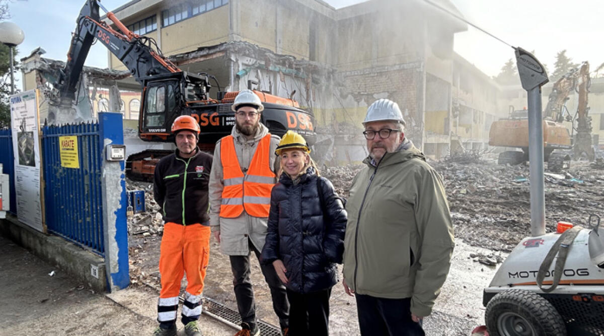 Cattolica, al via demolizione vecchia scuola Repubblica: sarà ricostruita e sarà "green" - Il sopralluogo della sindaca Foronchi