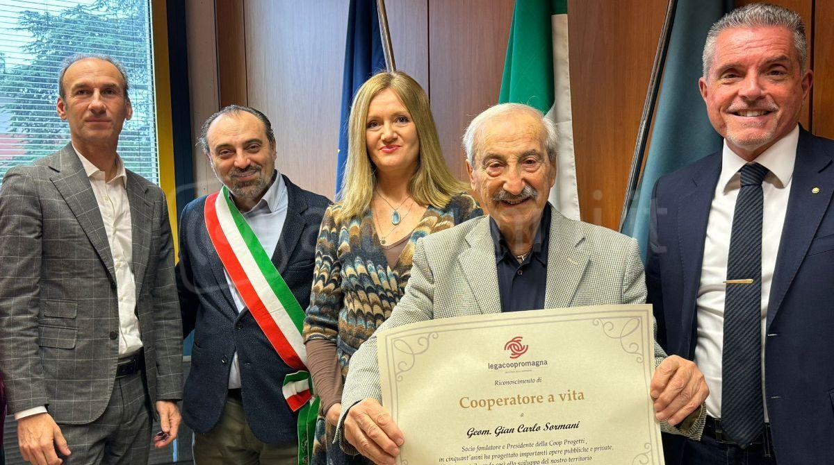 Un riconoscimento per Gian Carlo Sormani, 90 anni, fondatore della "Coop progetti" di Rimini - La consegna del riconoscimento