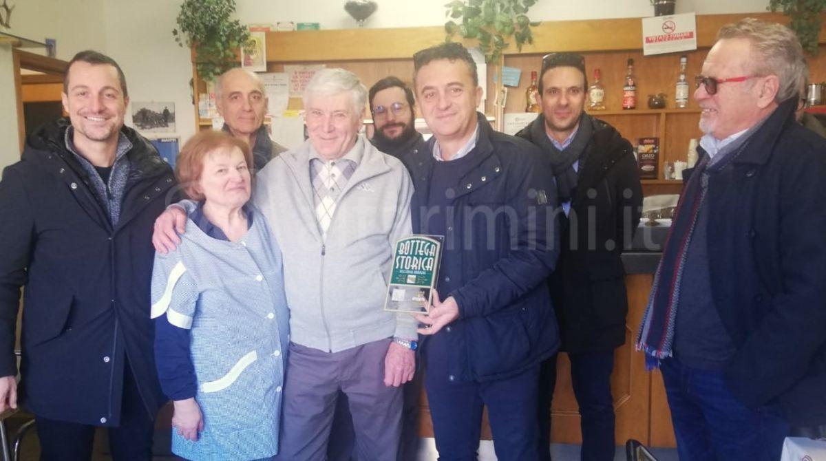 Bar alimentari "Delbianco" da 50 anni a Misano: nuova bottega storica - La consegna della targa
