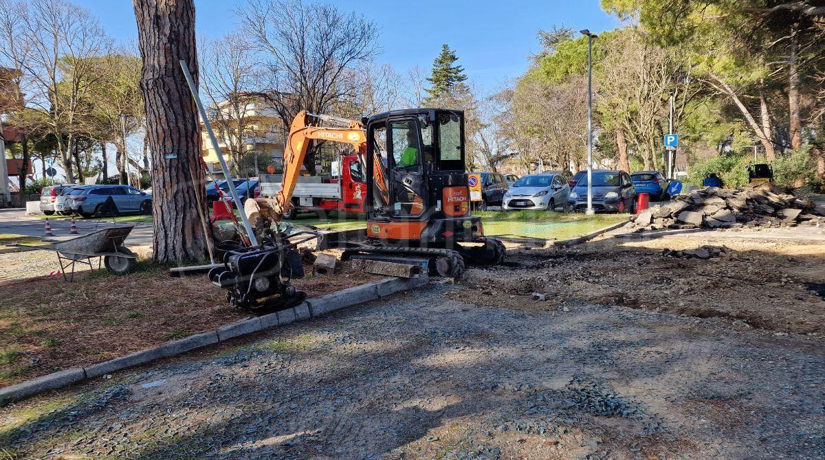 Riccione, lavori di bonifica al parcheggio vicino al comune - I lavori in corso