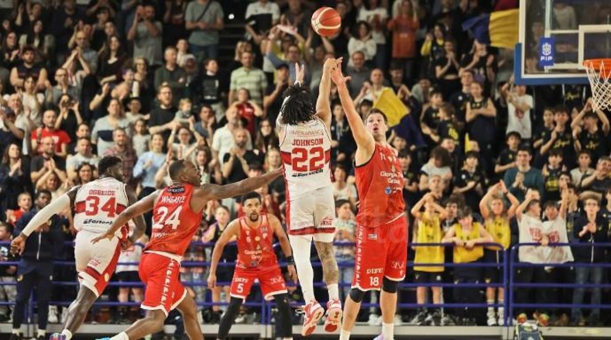 Basket A2, sulla strada di RivieraBanca la Real Sebastiani Rieti dell'ex Jazz Johnson - Johnson al tiro (Foto De Luigi)