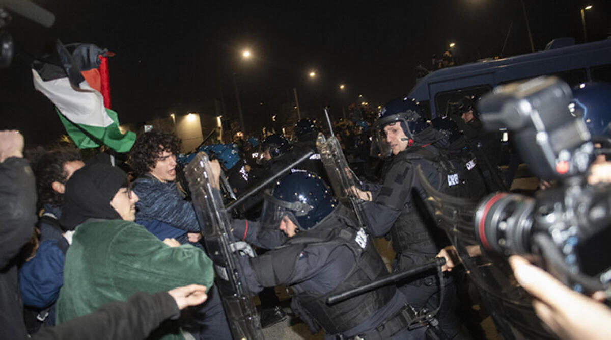 Protesta vicino alla sede Rai, manganellate a Bologna - Foto Ansa