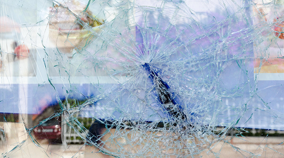 Rompe vetrina della gastronomia per rubare 20 euro, arrestato grazie a cittadino detective - Archivio