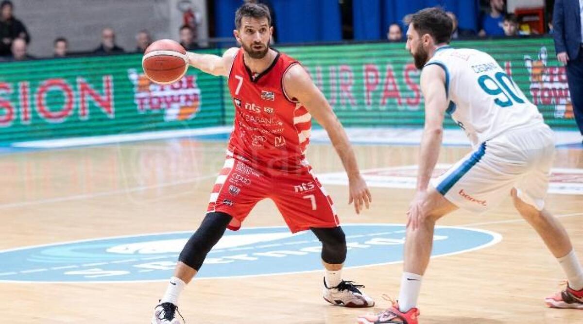 Basket A2, colpaccio di RivieraBanca: decide una tripla di Tomassini a tre secondi dalla fine - 