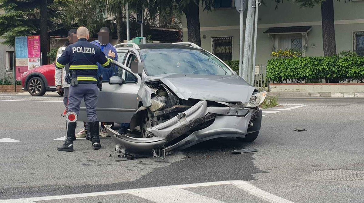Scontro alla rotatoria, traffico in tilt sulla strada Marecchiese -
