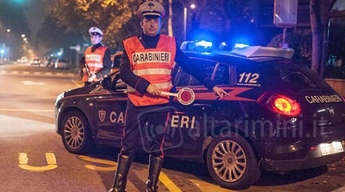 Quasi in coma etilico, finisce con l'auto contro il recinto di un'abitazione a Secchiano -