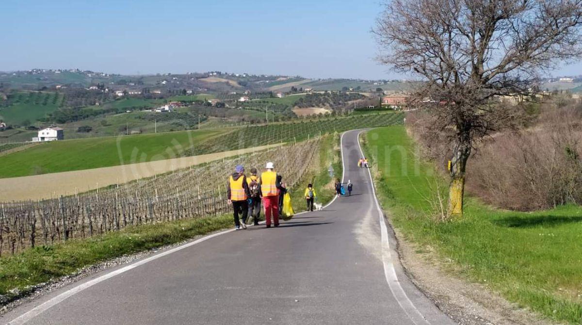 Torna a Coriano la Camminata panoramica ecologica: si passeggia e si pulisce l'ambiente -